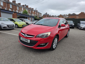 2013 Vauxhall Astra 2.0 Cdti Se in Red — image 3
