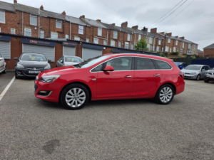 2013 Vauxhall Astra 2.0 Cdti Se in Red — image 4