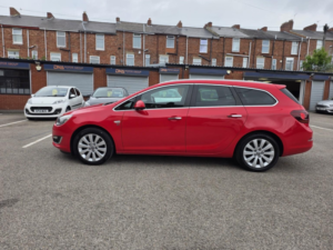 2013 Vauxhall Astra 2.0 Cdti Se in Red — image 6