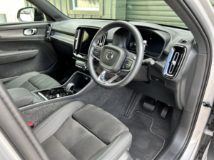 2025 Volvo Xc40 2.0 Plus Dark B3 (163 Hp) in Silver — image 4