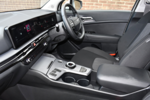 2025 Kia Sportage 1.6 H T-Gdi Pure SUV 5dr Petrol Hybrid Auto Euro 6 (s/s) (235 Bhp) in White — image 4