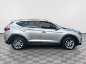 2015 Hyundai Tucson 2.0 Crdi Se Nav SUV 5dr Diesel Manual 4WD Euro 6 (136 Ps) in Silver — image 6