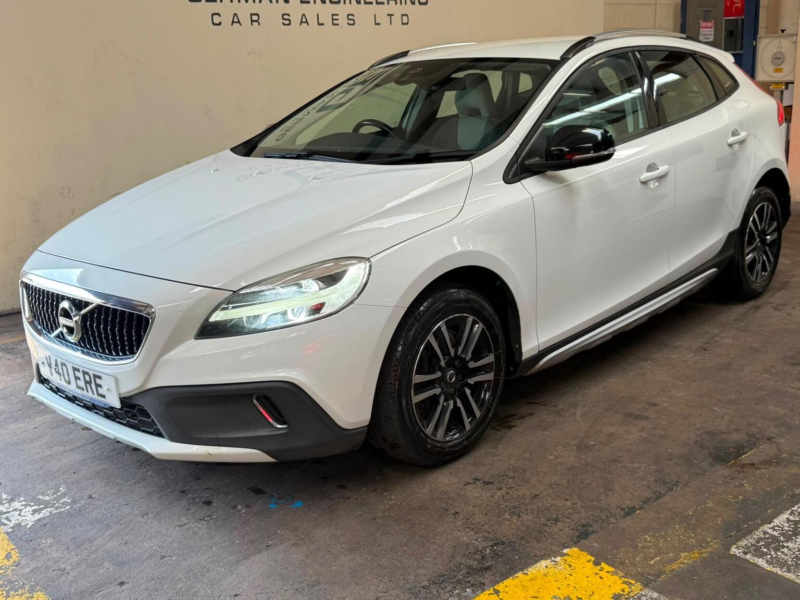 2016 Volvo V40 Cross Country 2.0 D2 Auto Euro 6 (s/s) 5dr in White — image 1