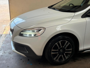 2016 Volvo V40 Cross Country 2.0 D2 Auto Euro 6 (s/s) 5dr in White — image 3