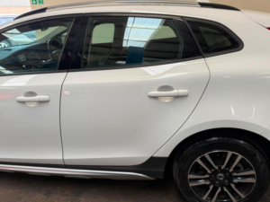 2016 Volvo V40 Cross Country 2.0 D2 Auto Euro 6 (s/s) 5dr in White — image 5