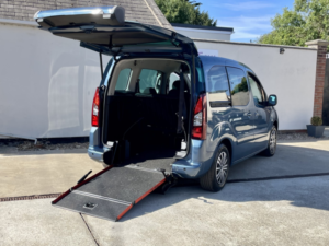 2018 Peugeot Partner 1.6 Hdi Horizon – Allied Mobility Conversion Wheelchair Adapted Wav 5 Seats (2018) 18 in Blue — image 3