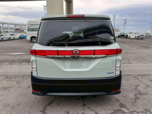 2011 Nissan Elgrand 2.5 Highway Star 5dr 7 Seats in Green — image 6