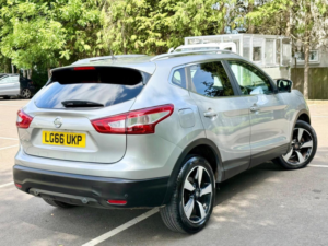 2016 Nissan Qashqai 1.2 Dig-T N-Connecta 2WD Euro 6 (s/s) 5dr in Silver — image 5