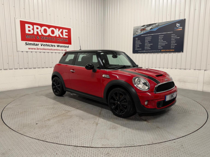 2011 MINI Hatch 1.6 Cooper S Euro 5 (s/s) 3dr in Red — image 1