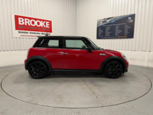 2011 MINI Hatch 1.6 Cooper S Euro 5 (s/s) 3dr in Red — image 3