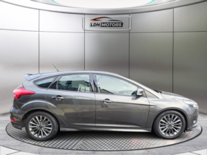 2017 Ford Focus 1.0t Ecoboost St-Line Auto Euro 6 (s/s) 5dr in Grey — image 4