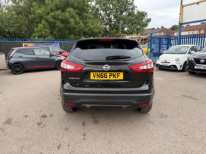 2016 Nissan Qashqai 1.5 Dci Acenta 2WD Euro 6 (s/s) 5dr in Black — image 3