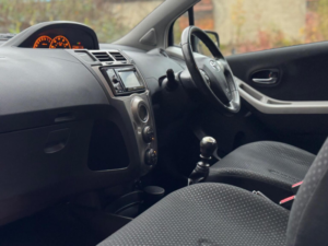 2011 Toyota Yaris 1.33 Dual Vvt-I T Spirit Euro 5 (s/s) 5dr in Black — image 3