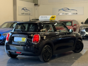 2019 MINI Hatch 1.5 3-Door Hatch One Classic in Black — image 5