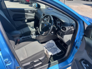 2010 Ford Focus 1.6 Zetec 5dr in Blue — image 3