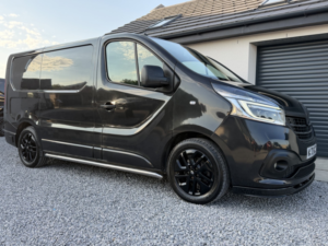 2020 Renault Trafic 2.0 Sl28 Energy Dci 170 Auto Edc Black Edition My20 in Black — image 5