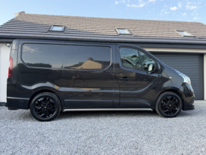 2020 Renault Trafic 2.0 Sl28 Energy Dci 170 Auto Edc Black Edition My20 in Black — image 6