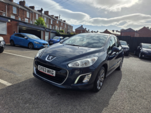 2013 Peugeot 308 1.6 E-Hdi Active in Blue — image 3