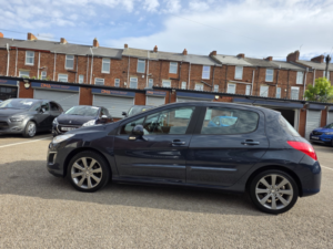 2013 Peugeot 308 1.6 E-Hdi Active in Blue — image 6