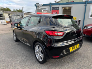 2016 Renault Clio 1.2 16v Dynamique Nav Euro 6 5dr in Black — image 4