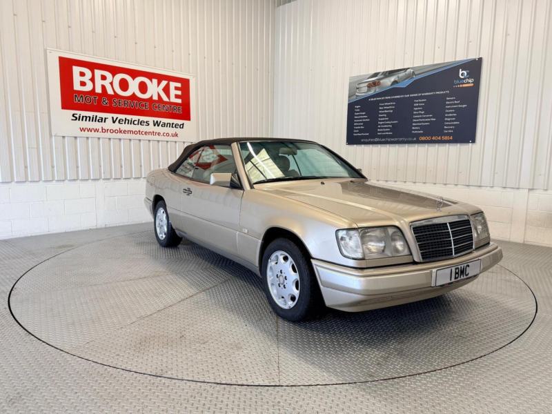 1996 Mercedes-Benz E Class 2.2 E220 Cabriolet 2dr in Silver — image 1