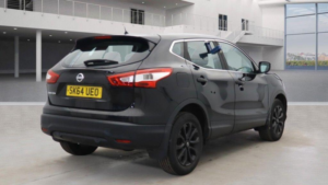 2014 Nissan Qashqai 1.2 Dig-T Visia 2WD Euro 5 (s/s) 5dr in Black — image 4