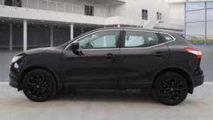 2014 Nissan Qashqai 1.2 Dig-T Visia 2WD Euro 5 (s/s) 5dr in Black — image 6