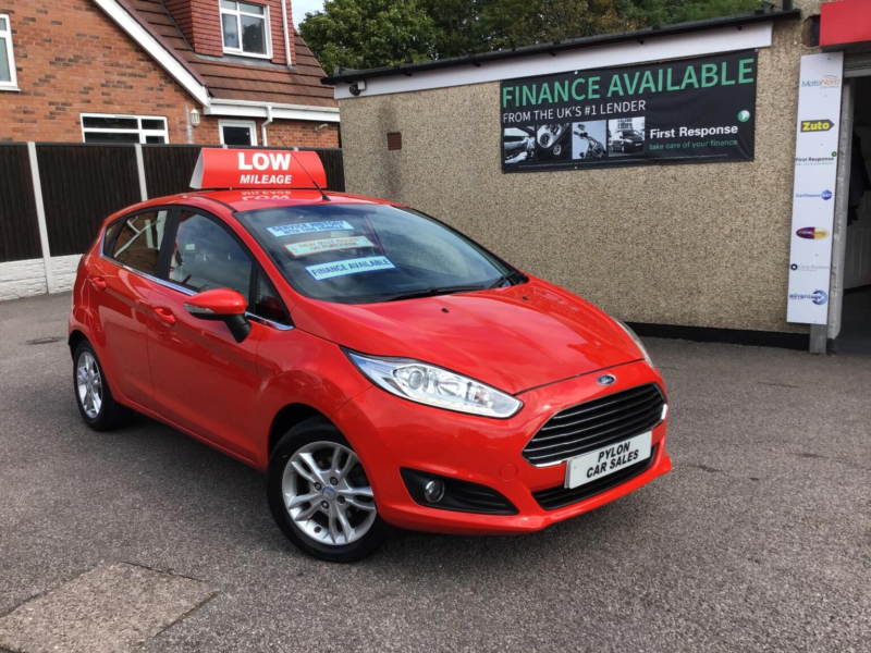 2015 Ford Fiesta 1.25 Zetec Euro 6 5dr in Red — image 1
