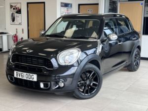 2011 MINI Countryman 1.6 Cooper S Countryman in Black — image 3