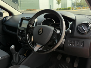2015 Renault Clio 1.5 Dci Dynamique S Medianav Euro 5 (s/s) 5dr in Red — image 2