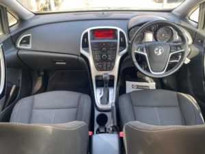 2012 Vauxhall Astra 2.0 Cdti Sri Auto Euro 5 5dr in Black — image 4