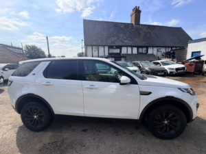 2017 Land Rover Discovery Sport Td4 Se Tech in White — image 4