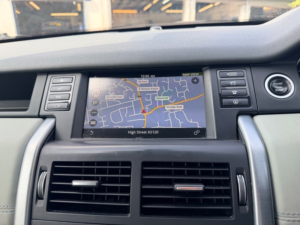 2017 Land Rover Discovery Sport Td4 Se Tech in White — image 5