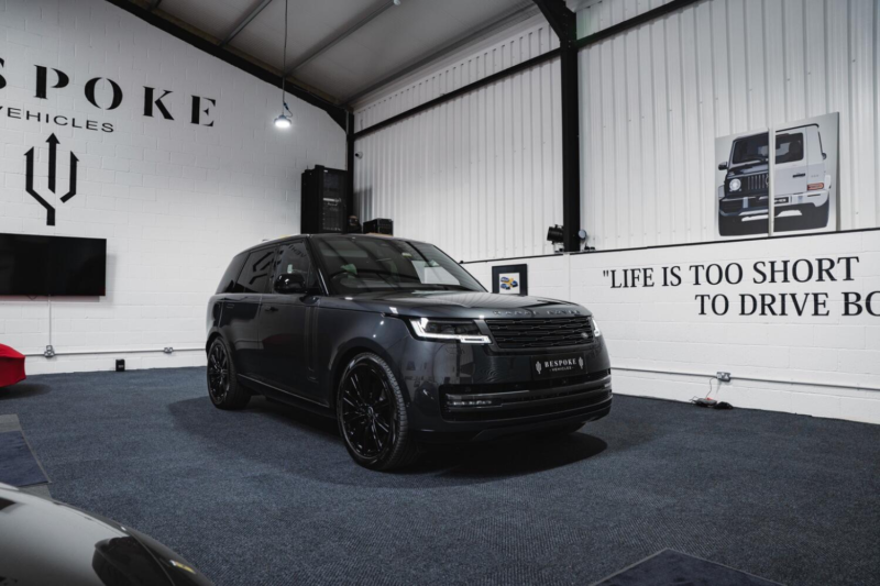 2024 Land Rover Range Rover 3.0 P550e 38.2kwh Autobiography in Grey — image 1