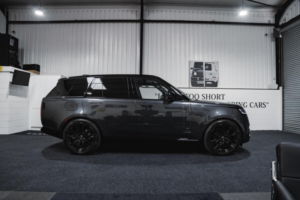 2024 Land Rover Range Rover 3.0 P550e 38.2kwh Autobiography in Grey — image 3