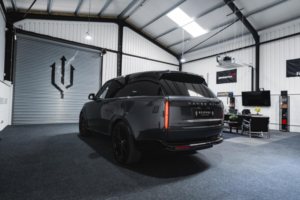 2024 Land Rover Range Rover 3.0 P550e 38.2kwh Autobiography in Grey — image 4