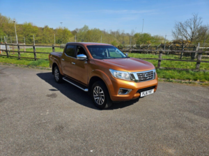 2016 Nissan Navara 2.3 Dci N-Connecta 4WD Euro 5 4dr in Yellow — image 4