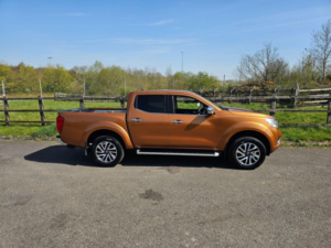 2016 Nissan Navara 2.3 Dci N-Connecta 4WD Euro 5 4dr in Yellow — image 5