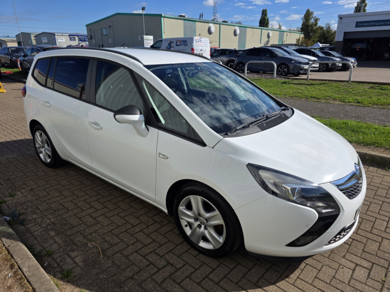 2012 Vauxhall Zafira Tourer 1.4 T Exclusiv in White — image 1
