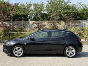 2017 Vauxhall Astra 1.0 I Turbo Ecoflex Sri Nav in Black — image 5