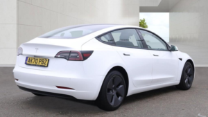 2020 Tesla Model 3 Standard Range Plus in White — image 5