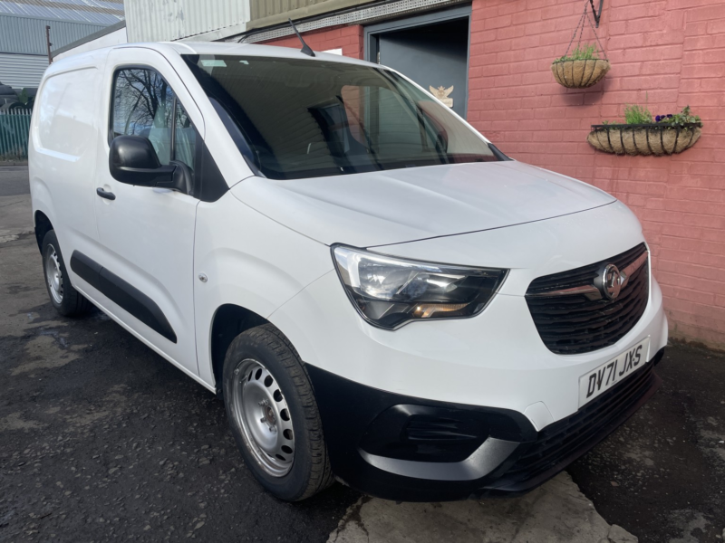 2021 Vauxhall Combo 1.5 Turbo D 2300 Dynamic in White — image 1