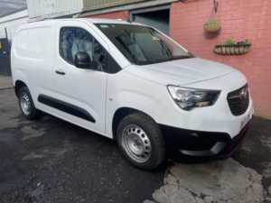 2021 Vauxhall Combo 1.5 Turbo D 2300 Dynamic in White — image 2