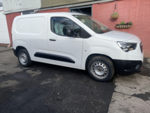 2021 Vauxhall Combo 1.5 Turbo D 2300 Dynamic in White — image 3