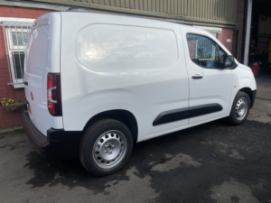 2021 Vauxhall Combo 1.5 Turbo D 2300 Dynamic in White — image 4