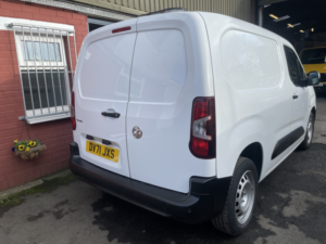 2021 Vauxhall Combo 1.5 Turbo D 2300 Dynamic in White — image 5