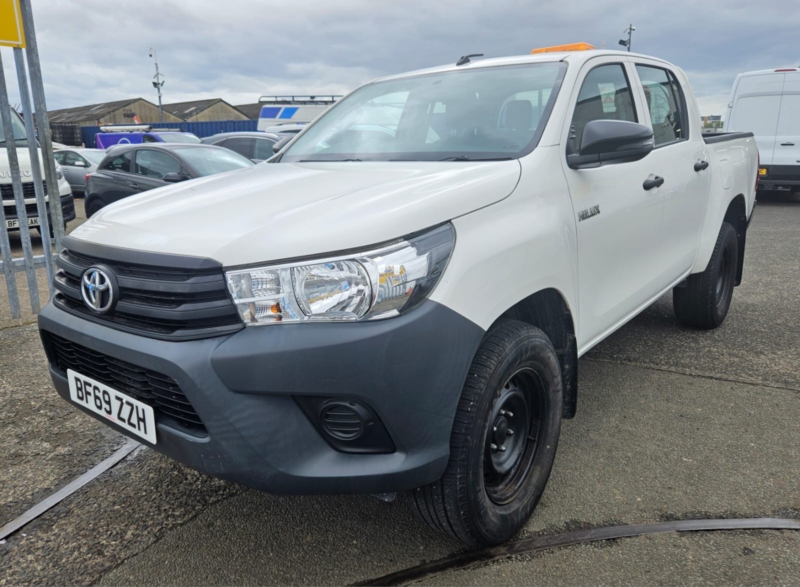 2019 Toyota Hilux 2.4 D-4d Active in White — image 1