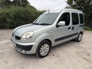 2009 Renault Kangoo 1.6 16v Expression in Grey — image 2