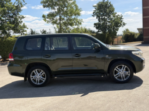 2011 Toyota Land Cruiser 4.5 D-4d V8 in Green — image 2