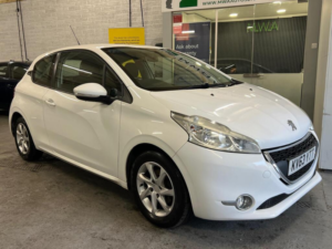 2013 Peugeot 208 1.2 Vti Active Hatchback 3dr Petrol Manual Euro 5 (82 Ps) in White — image 3